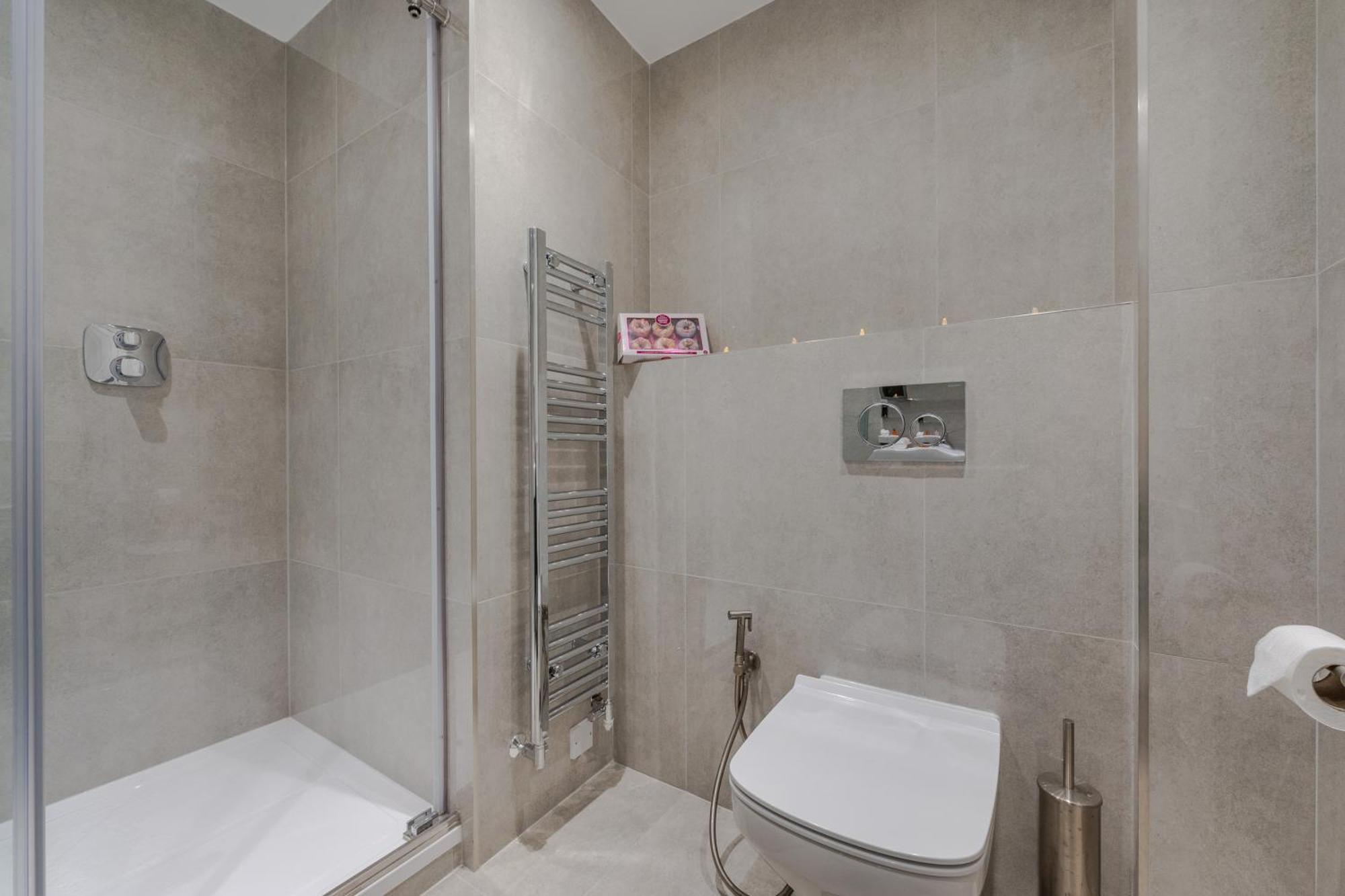 Chic 3 Bedroom 2 Bathroom Luxury Living 7hs * London