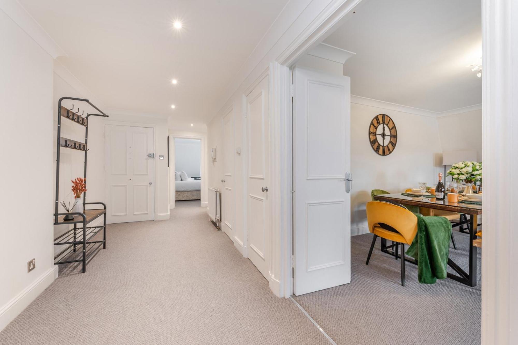 Chic 3 Bedroom 2 Bathroom Luxury Living 7hs Apartment London