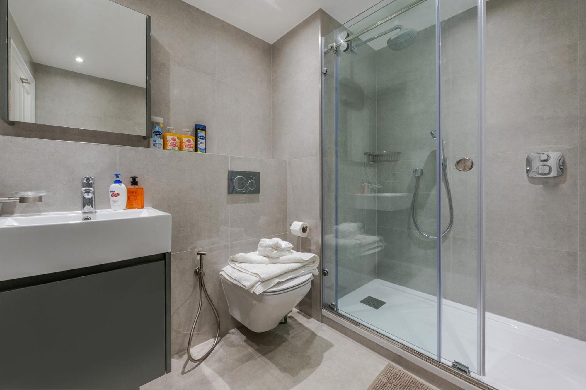 Chic 3 Bedroom 2 Bathroom Luxury Living 7hs Apartment London