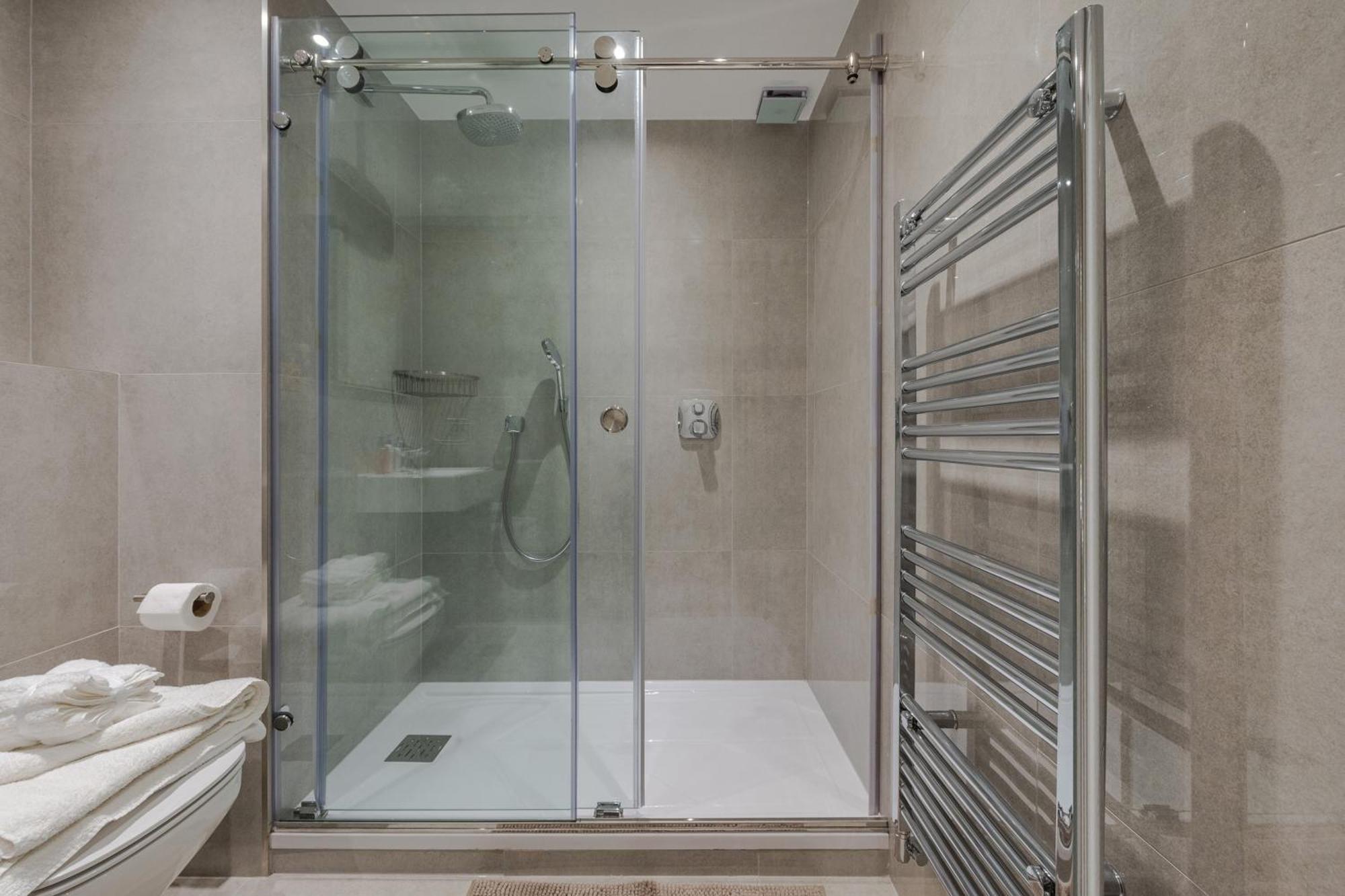 Chic 3 Bedroom 2 Bathroom Luxury Living 7hs Apartment