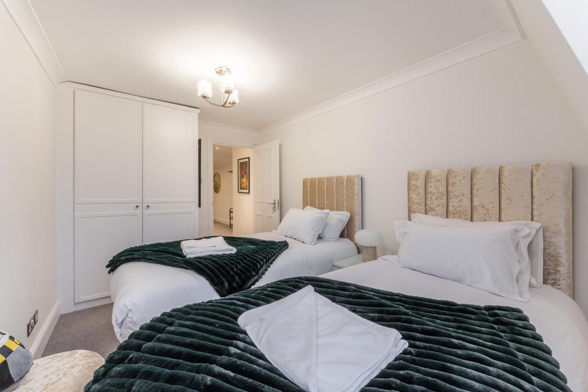Chic 3 Bedroom 2 Bathroom Luxury Living 7hs * London