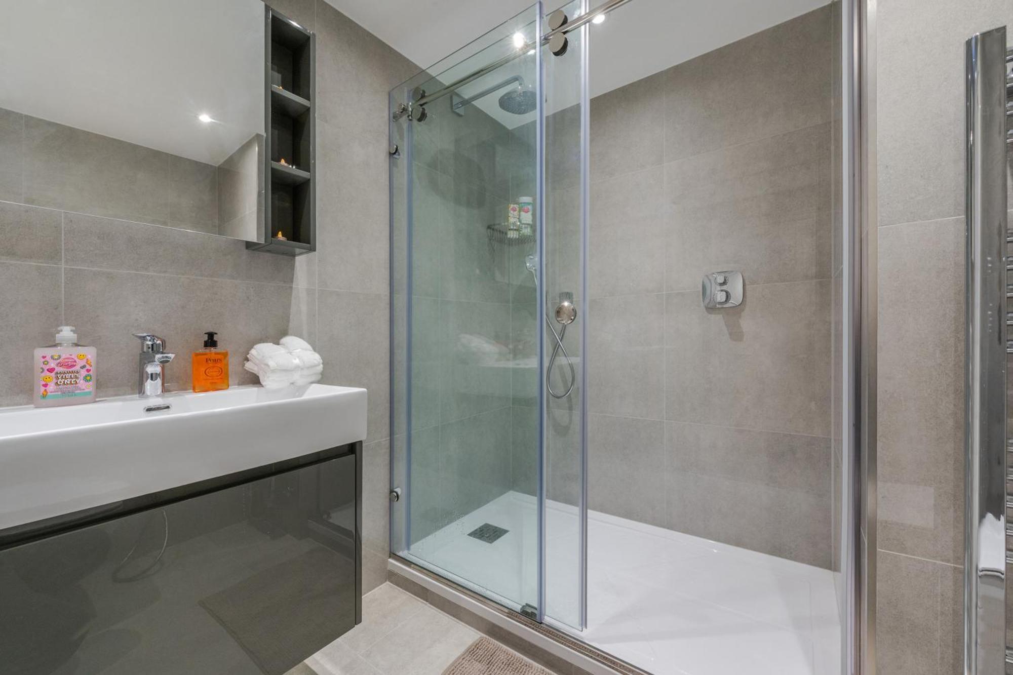 Chic 3 Bedroom 2 Bathroom Luxury Living 7hs Apartment *